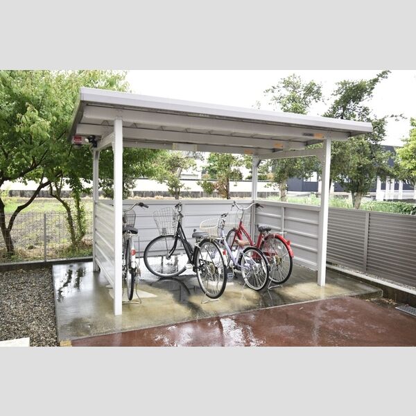 現地周辺 (駐輪場)