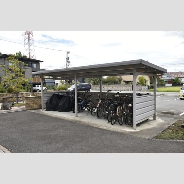 現地周辺 (駐輪場)