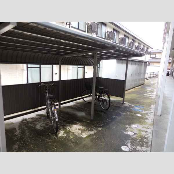 現地周辺 (駐輪場)