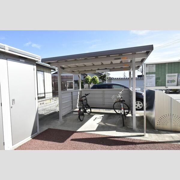 現地周辺 (駐輪場)