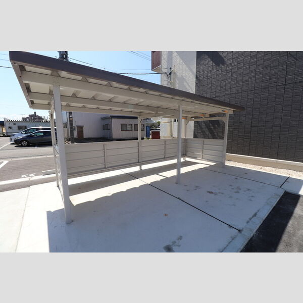 現地周辺 (駐輪場)