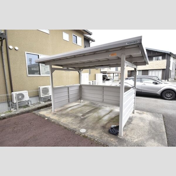 現地周辺 (駐輪場)