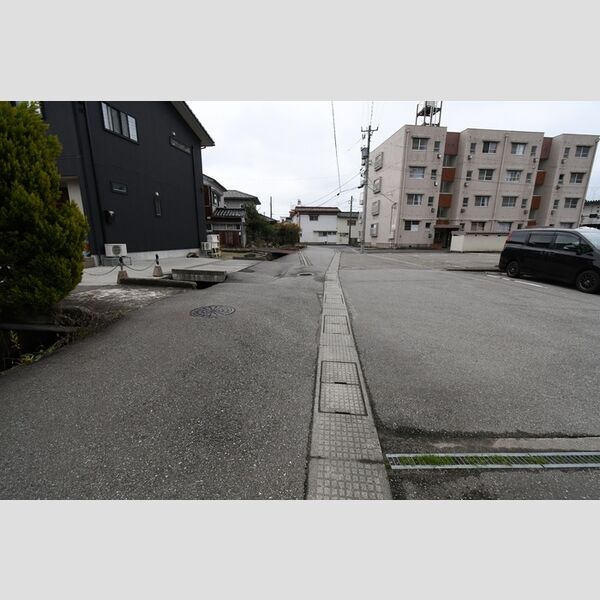 現地周辺 (前面道路)