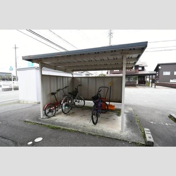 現地周辺 (駐輪場)