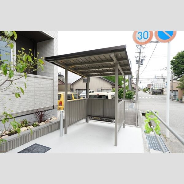 現地周辺 (駐輪場)