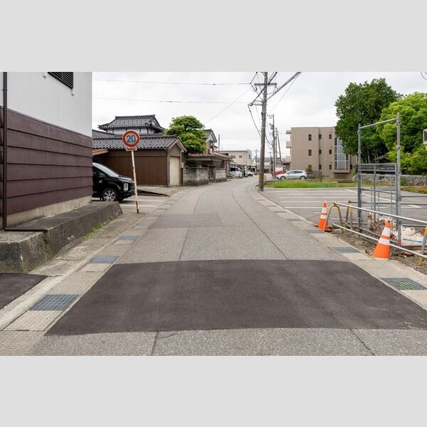 現地周辺 (前面道路)