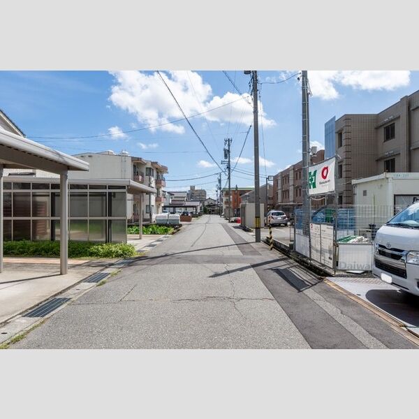 現地周辺 (前面道路)