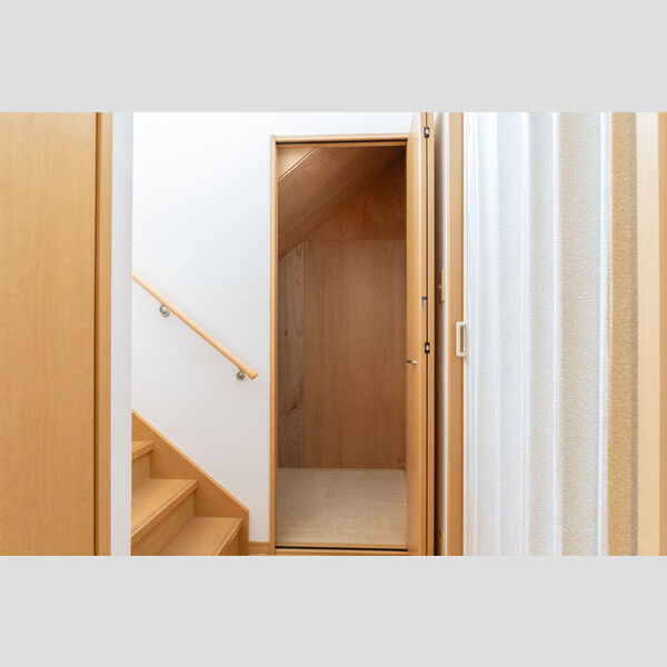 その他 (階段下物入)