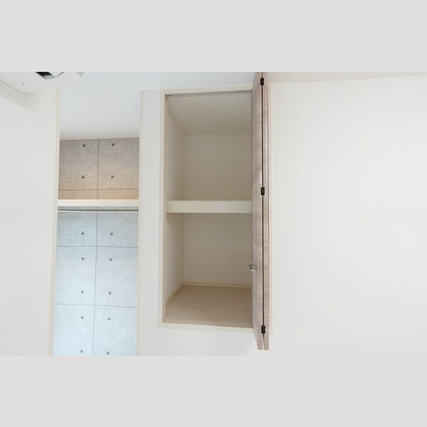 その他 (102・階段上物入)