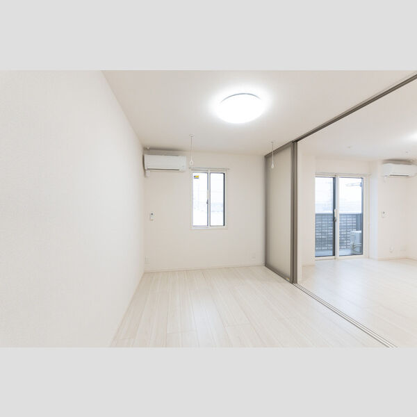 その他 (南側洋室)