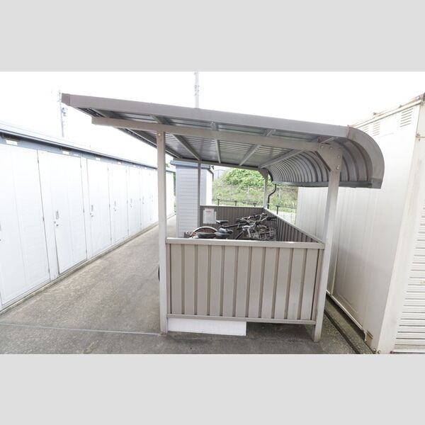 現地周辺 (駐輪場)