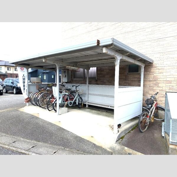 現地周辺 (駐輪場)