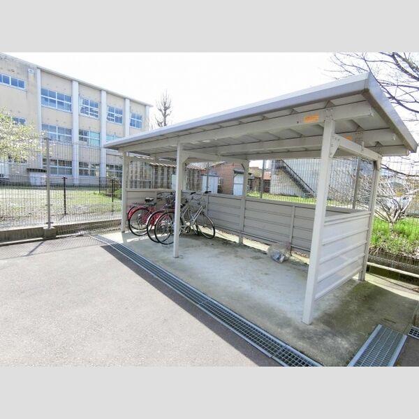 現地周辺 (駐輪場)
