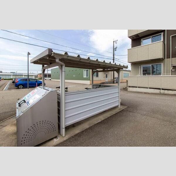 現地周辺 (駐輪場)