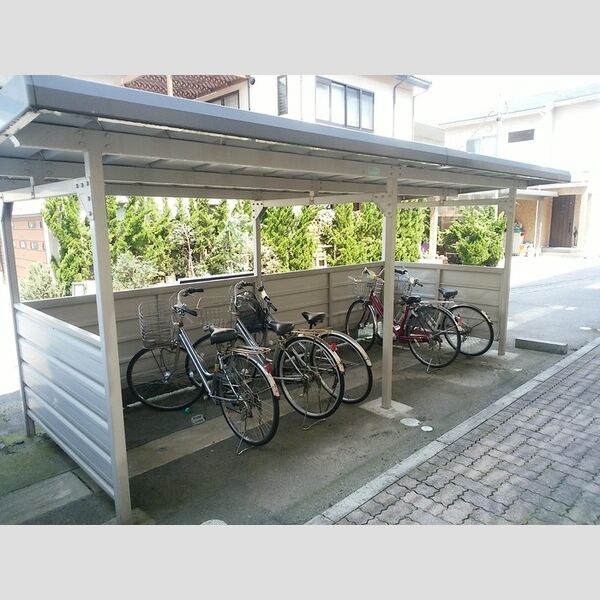 現地周辺 (駐輪場)