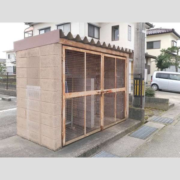 現地周辺 (ゴミボックス)