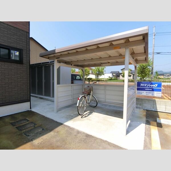 現地周辺 (駐輪場)