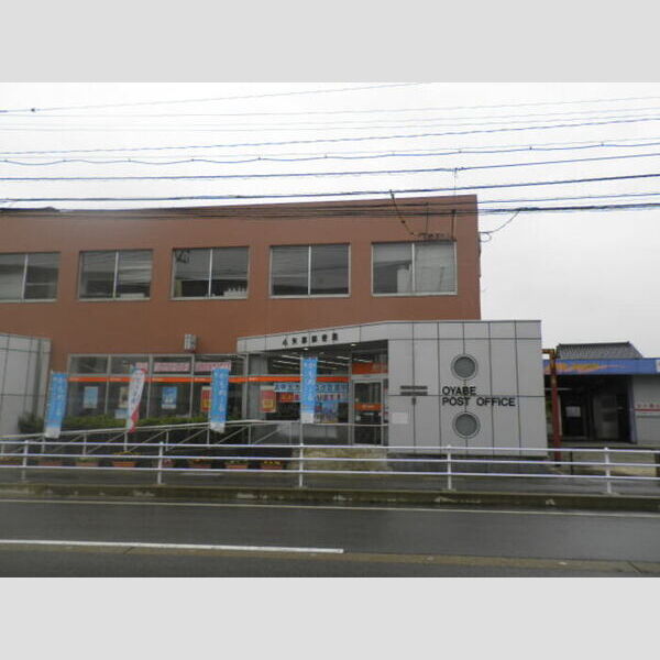 現地周辺 (小矢部郵便局　483m)