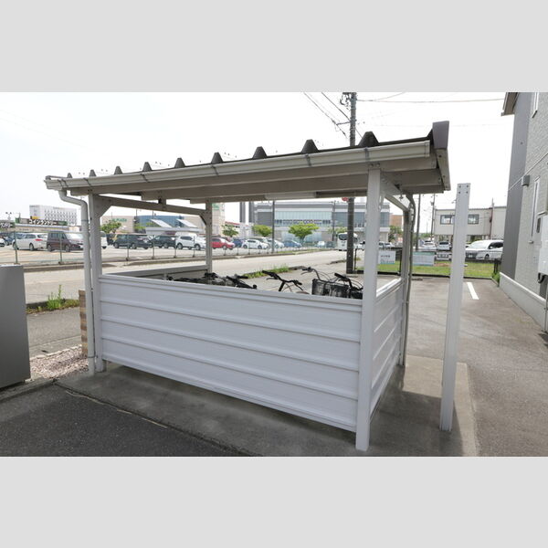 現地周辺 (駐輪場)