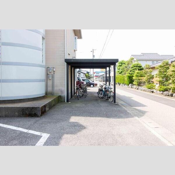 現地周辺 (駐輪場)