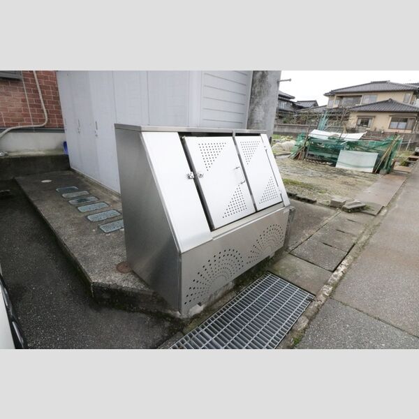 現地周辺 (ゴミ置き場)