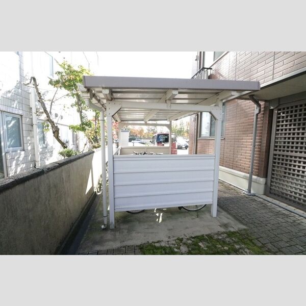 現地周辺 (駐輪場)