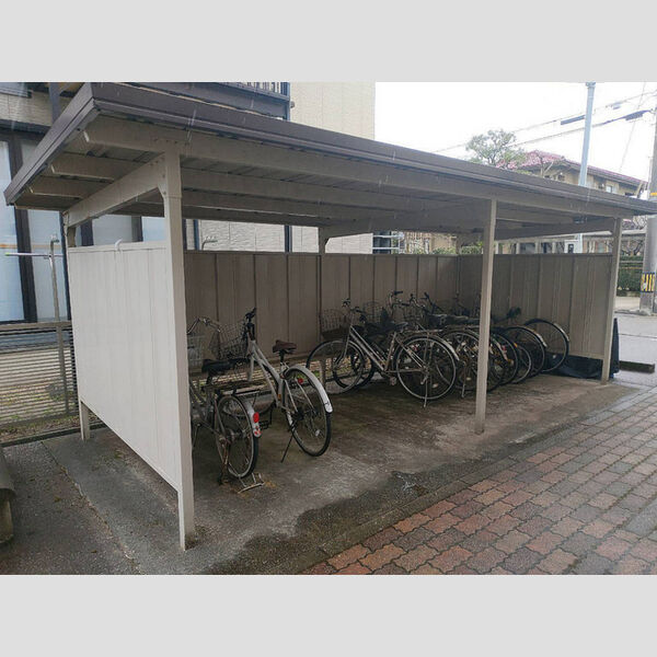 現地周辺 (駐輪場)