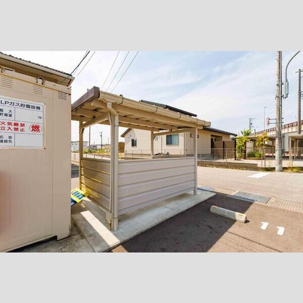 現地周辺 (駐輪場)