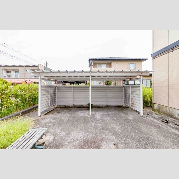 現地周辺 (駐輪場)