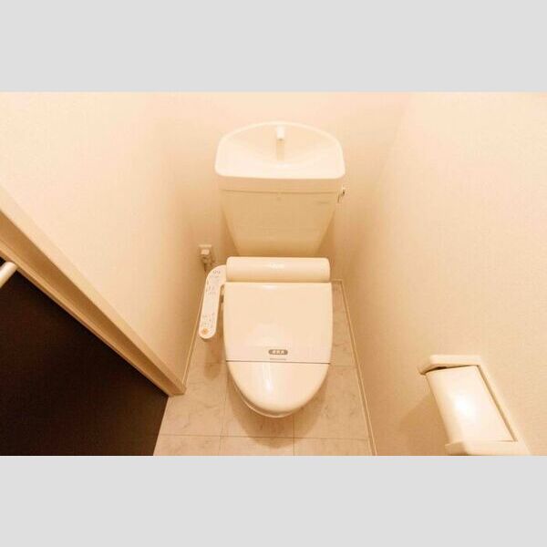トイレ (トイレ)