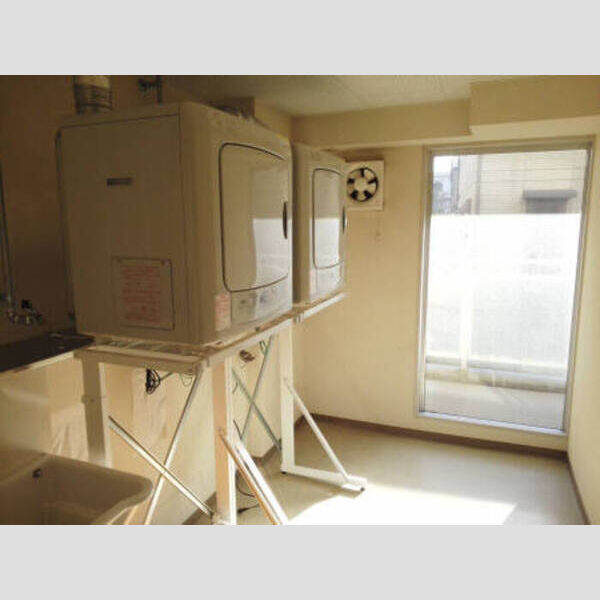 その他 (共用洗濯機置場)