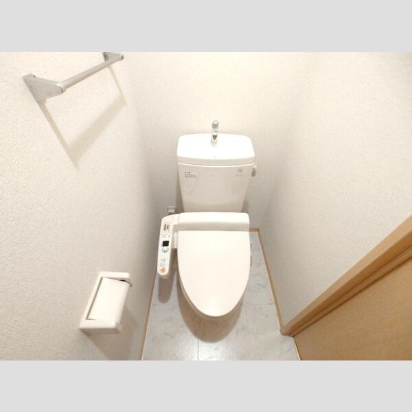 トイレ (トイレ)
