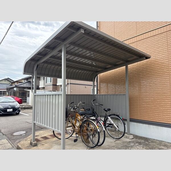 現地周辺 (駐輪場)
