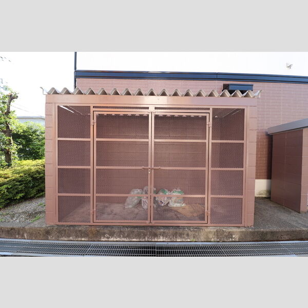 現地周辺 (ゴミボックス)