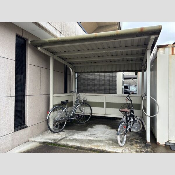 現地周辺 (駐輪場)