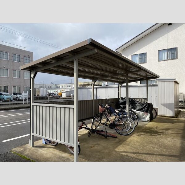 現地周辺 (駐輪場)