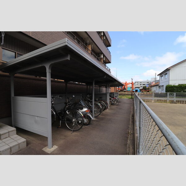 現地周辺 (駐輪場)