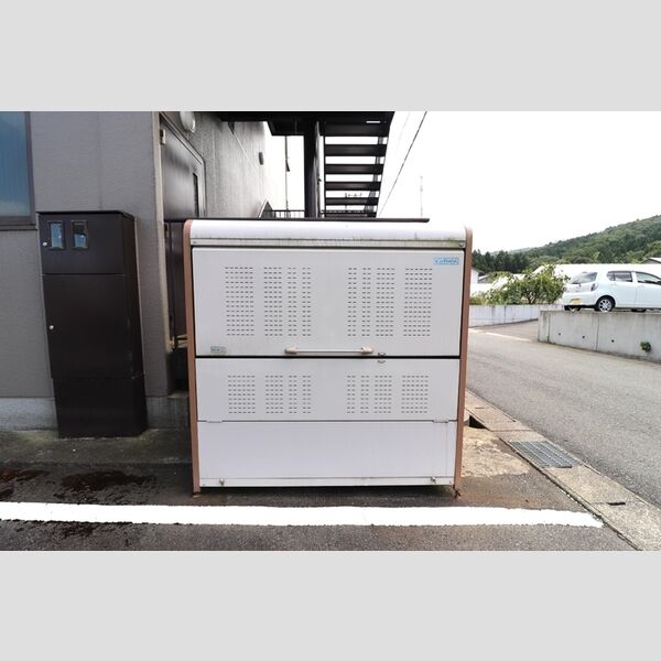 現地周辺 (ゴミボックス)