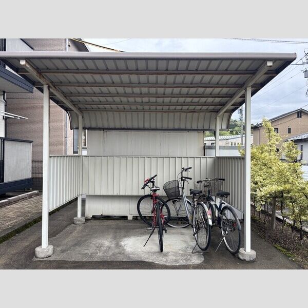 現地周辺 (駐輪場)