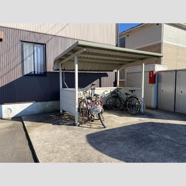 現地周辺 (駐輪場)