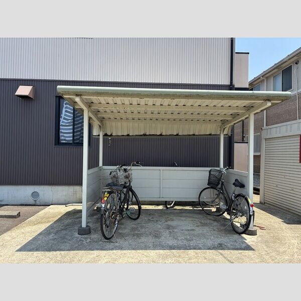 現地周辺 (駐輪場)