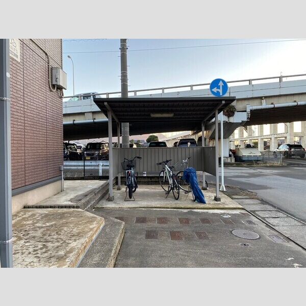 現地周辺 (駐輪場)