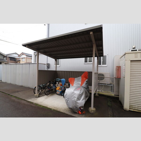 現地周辺 (駐輪場)