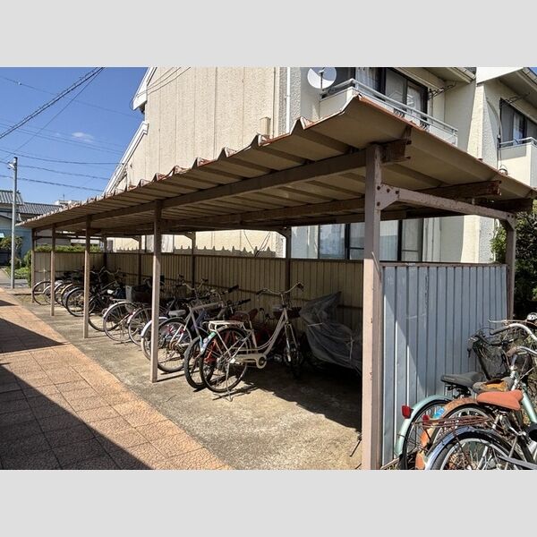 現地周辺 (駐輪場)