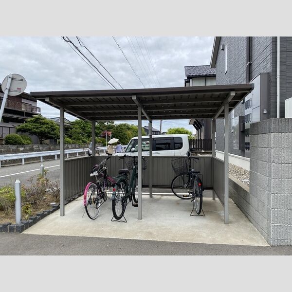 現地周辺 (駐輪場)