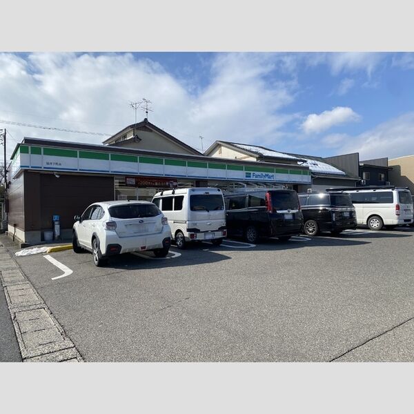 現地周辺 (コンビニ)