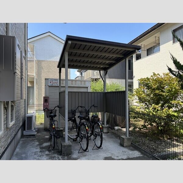 現地周辺 (駐輪場)