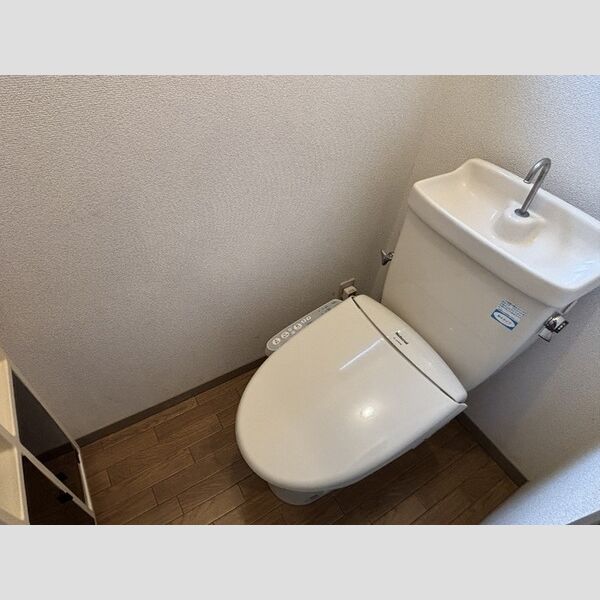 トイレ (トイレ)