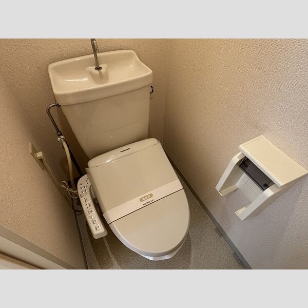 トイレ (トイレ)