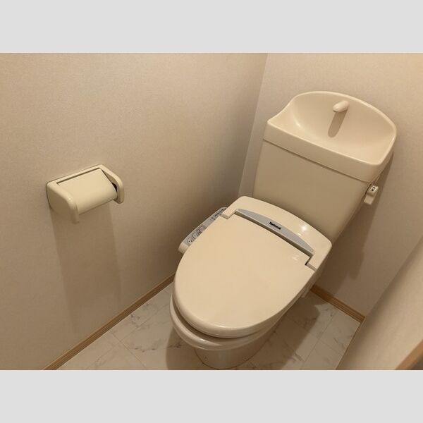 トイレ (トイレ)